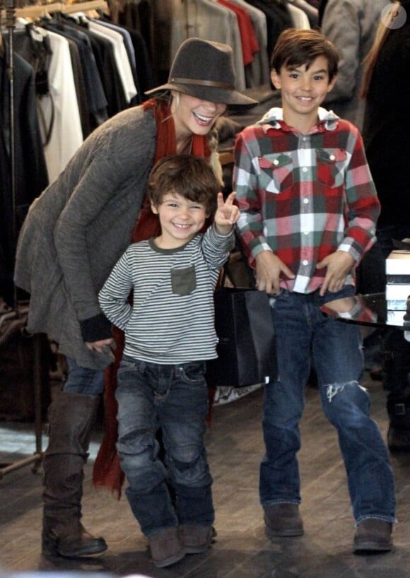 LeAnn Rimes et ses beaux-fils Mason et Jake, font les magasin à Malibu le 11 décembre 2011 en compagnie de leur père Eddi Cibrian (mari de la chanteuse)
