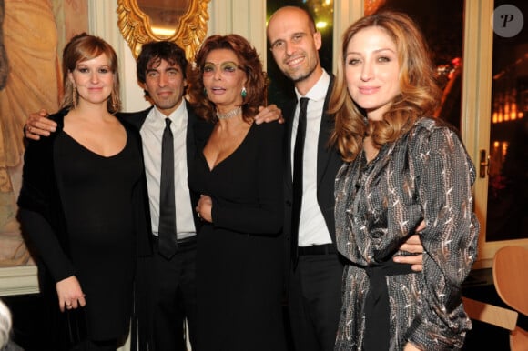La famille Loren au grand complet lors du dîner organisé en hommage à Carlo Ponti, à Rome en Italie, le 12 décembre 2011