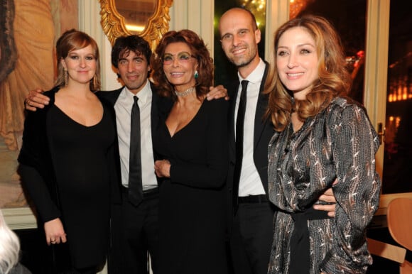 Sophia Loren, ses deux fils Carlo Jr. et Edoardo Ponti ainsi que leurs épouses lors du dîner organisé en hommage à Carlo Ponti, à Rome en Italie, le 12 décembre 2011