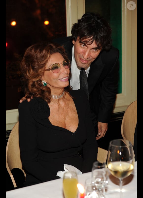 Sophia Loren et son fils Carlo Ponti Jr. lors du dîner organisé en hommage à Carlo Ponti, à Rome en Italie, le 12 décembre 2011