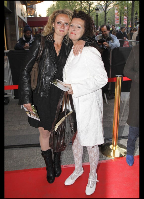 Aurore Auteuil et sa mère Anne Jousset lors de l'avant-première de La Fille du puisatier à Paris le 14 avril 2011.