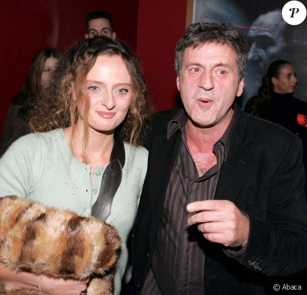 Daniel Auteuil et sa fille Aurore, à Paris, le 15 novembre 2004.