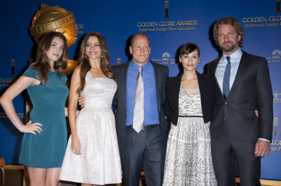 Rainey Qualley, Sofia Vergara, Woody Harrelson, Rashida Jones et Gerard Butler annoncent les nominations aux Golden Globes à Los Angeles, le 15 décembre 2011.