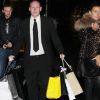 Wayne Rooney et sa femme Coleen en pleine séance shopping, se font porter leurs sacs par un vigile le 15 décembre 2011 à Manchester