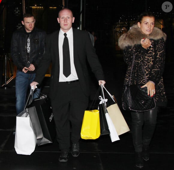 Wayne Rooney et sa femme Coleen en pleine séance shopping, se font porter leurs sacs par un vigile le 15 décembre 2011 à Manchester