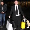Wayne Rooney a trouvé un vigile pour porter ses sacs et ne pas se fatiguer le 15 décembre 2011 à Manchester