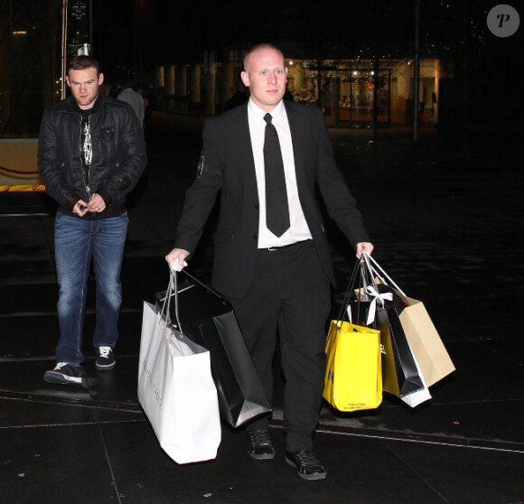 Wayne Rooney a trouvé un vigile pour porter ses sacs et ne pas se fatiguer le 15 décembre 2011 à Manchester