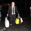 Wayne Rooney et sa femme Coleen en pleine séance shopping, se font porter leurs sacs par un vigile le 15 décembre 2011 à Manchester