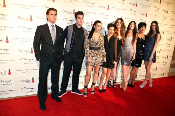 Scott Disick, Rob Kardashian, Kim Kardashian, Kourtney Kardashian, Khloe Kardashian, Kylie Jenner, Kris Jenner et Kendall Jenner lors de l'ouverture de la boutique Kardashian Khaos à Las Vegas le 15 décembre 2011