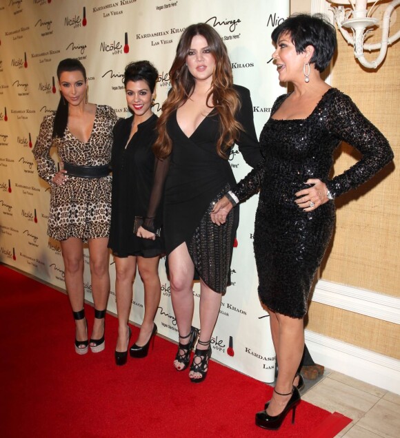 Kim Kardashian, Kourtney, Khloe et Kris Jenner à l'occasion de l'inauguration de la boutique kardashian Khaos à Las Vegas le 15 décembre 2011