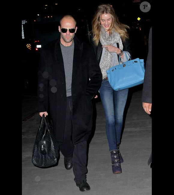 Rosie Huntington Whiteley et Jason Statham arrivent à l'aéroport de Los Angeles, le 13 décembre 2011.