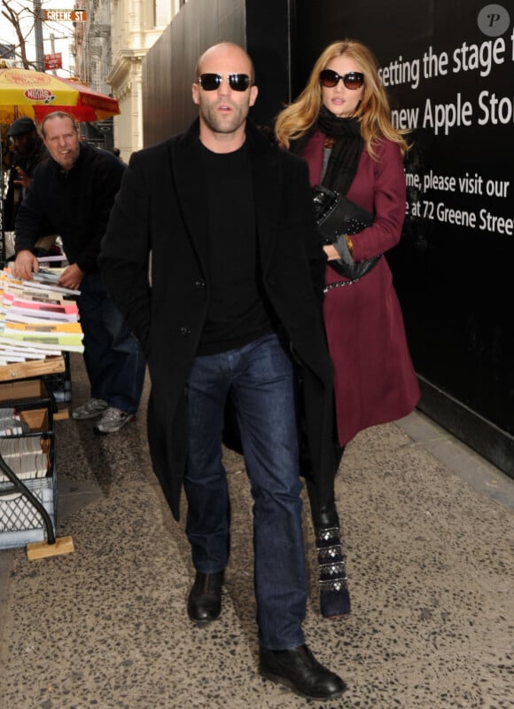 Rosie Huntington Whiteley et Jason Statham à New York, le 16 décembre 2011.