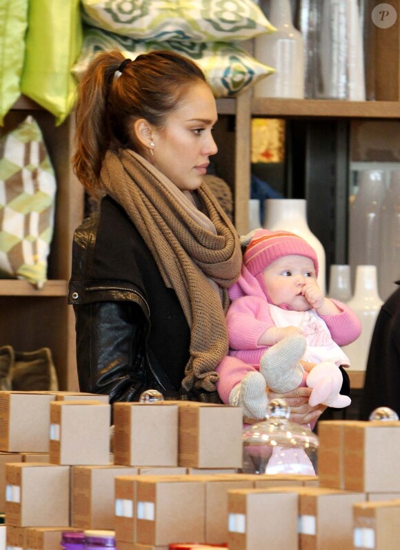 Jessica Alba et sa petite Haven, à Los Angeles, le 17 décembre 2011.