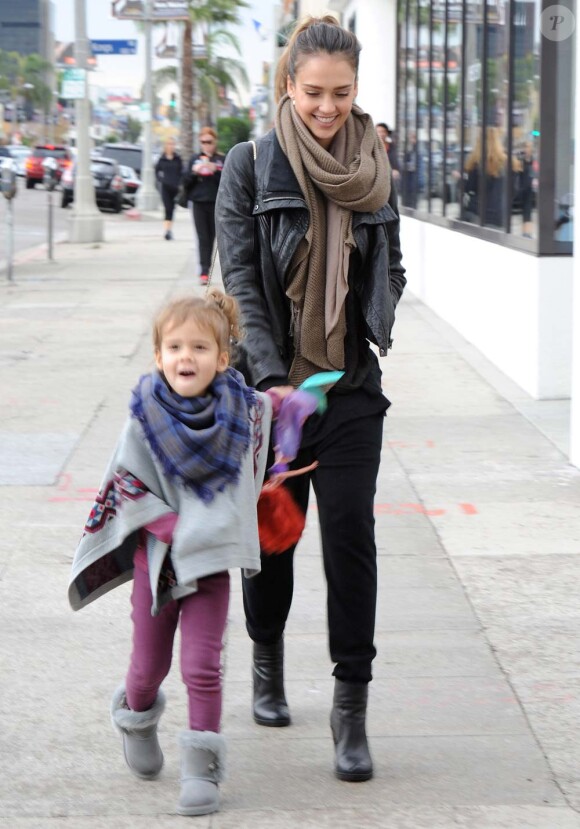 Jessica Alba et sa fille aînée Honor, à Los Angeles, le 17 décembre 2011.