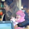Jessica Alba et l'adorable bébé Haven, à Los Angeles, le 17 décembre 2011.