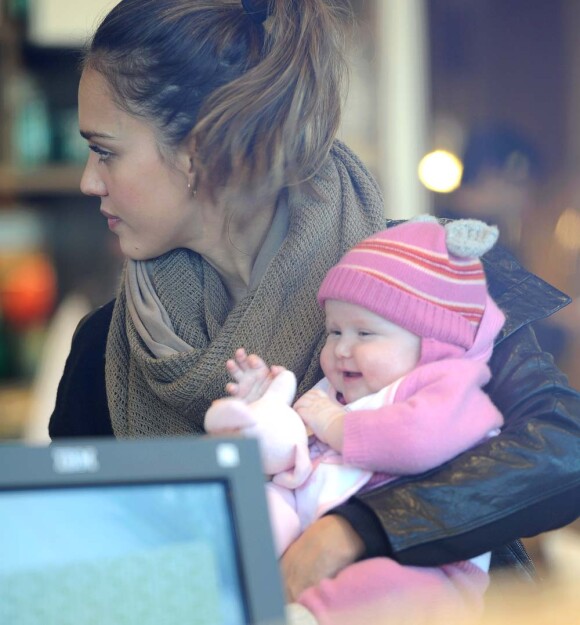 Jessica Alba et l'adorable bébé Haven, à Los Angeles, le 17 décembre 2011.