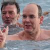 Le Prince Albert de Monaco s'est jeté à l'eau lors du traditionnel bain de charité pour Noël, à Monaco le 18 décembre 2011