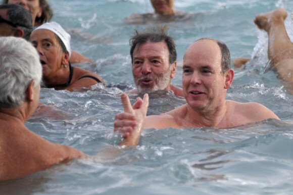 Le Prince Albert de Monaco s'est jeté à l'eau lors du traditionnel bain de charité pour Noël, à Monaco le 18 décembre 2011