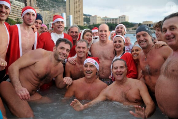 Le Prince Albert de Monaco entouré des Monégasques lors du traditionnel bain de charité pour Noël, à Monaco le 18 décembre 2011