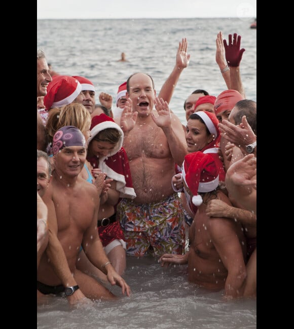 Le Prince Albert de Monaco enjoué lors du traditionnel bain de charité pour Noël, à Monaco le 18 décembre 2011