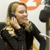 Kylie Minogue : souriante dans les studios de la radio BBC à Londres le 19 décembre 2011