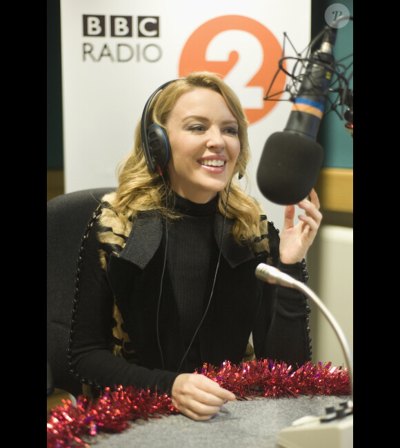 Kylie Minogue : très craquante dans les studios de la radio BBC à Londres le 19 décembre 2011