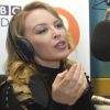 Kylie Minogue s'exprime dans les studios de la radio BBC à Londres le 19 décembre 2011