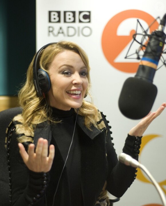Kylie Minogue dans les studios de la radio BBC à Londres le 19 décembre 2011