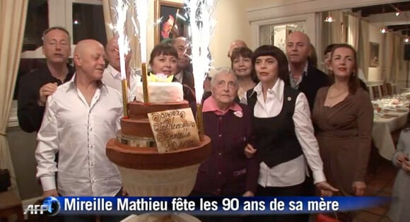 Mireille Mathieu célèbre en famille les 90 ans de sa maman Marcelle-Sophie à Coudekerque-Branche, le 17 décembre 2011.