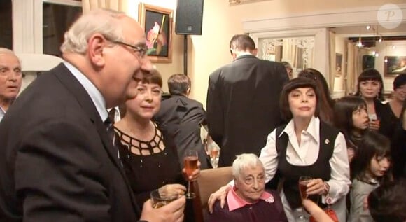 Mireille Mathieu célèbre en famille les 90 ans de sa maman Marcelle-Sophie à Coudekerque-Branche, le 17 décembre 2011.