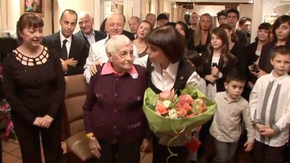 Mireille Mathieu réunit ses treize frères et soeurs pour les 90 ans de sa maman