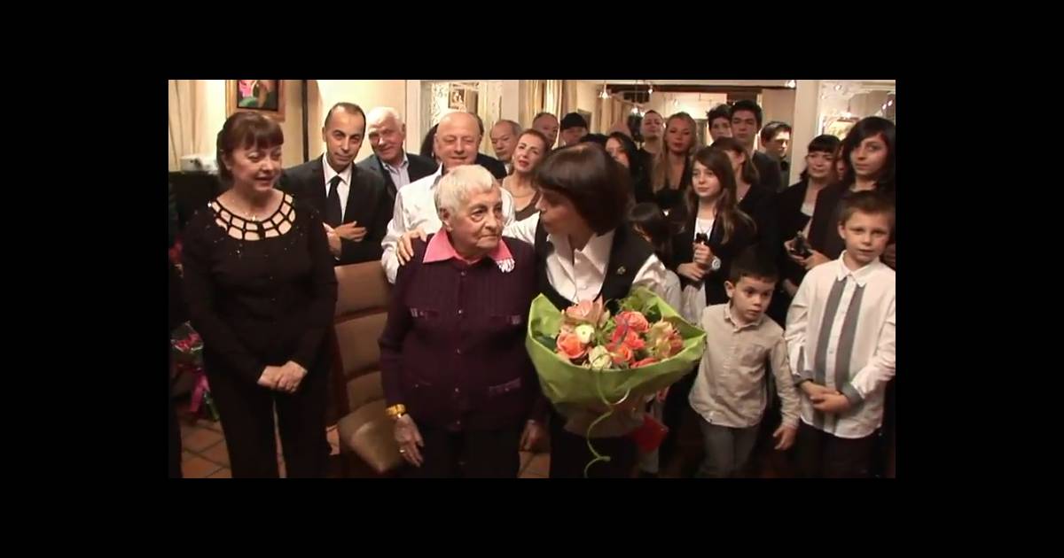Mireille Mathieu Reunit Ses Treize Freres Et Soeurs Pour Les 90 Ans De Sa Maman Purepeople To connect with beatrice, sign up for facebook today. mireille mathieu reunit ses treize