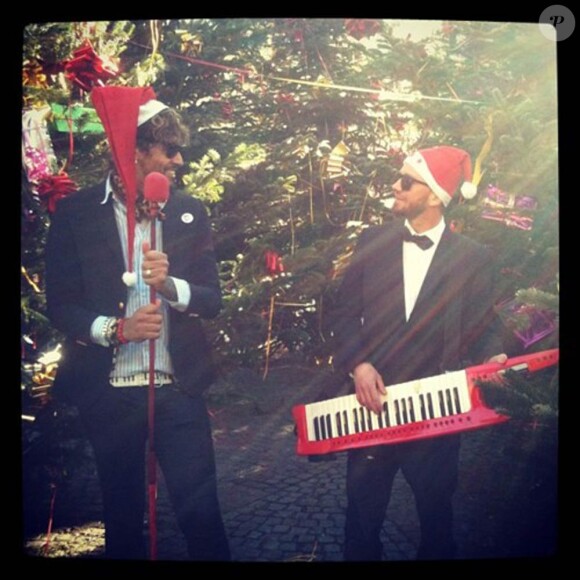La classe ! Mc Luvin, tandem composé de Gystère et Drixxxe, reprend White Christmas pour Noël 2011, avec un clip à son image : catchy et irrévérencieux.