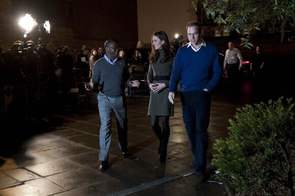 Sevi Obakin raccompagne le prince William et sa femme Catherine, duchesse de Cambridge, après leur visite au foyer Centrepoint de Camberwell, dans le sud-est de Londres, mercredi 21 décembre 2011, pour leur dernière sortie officielle de l'année.
