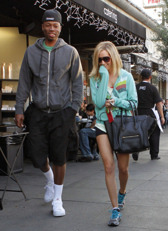 Embarrassée à la vue des paparazzi ? Ashley Tisdale l'était alors qu'elle sortait d'un restaurant avec l'acteur Robbie Jones. Los Angeles le 21 décembre.