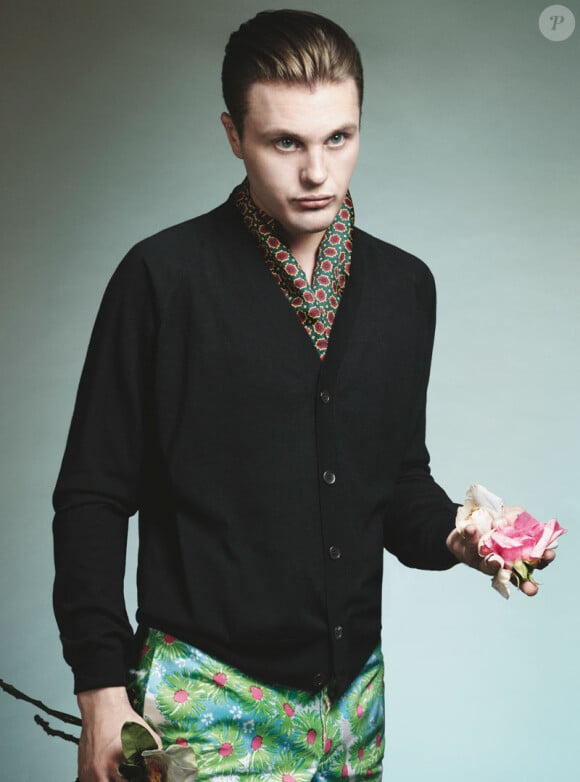 Le comédien de 30 ans Michael Pitt, une fleur à la main pour représenter la collection printemps 2012 de Prada.
