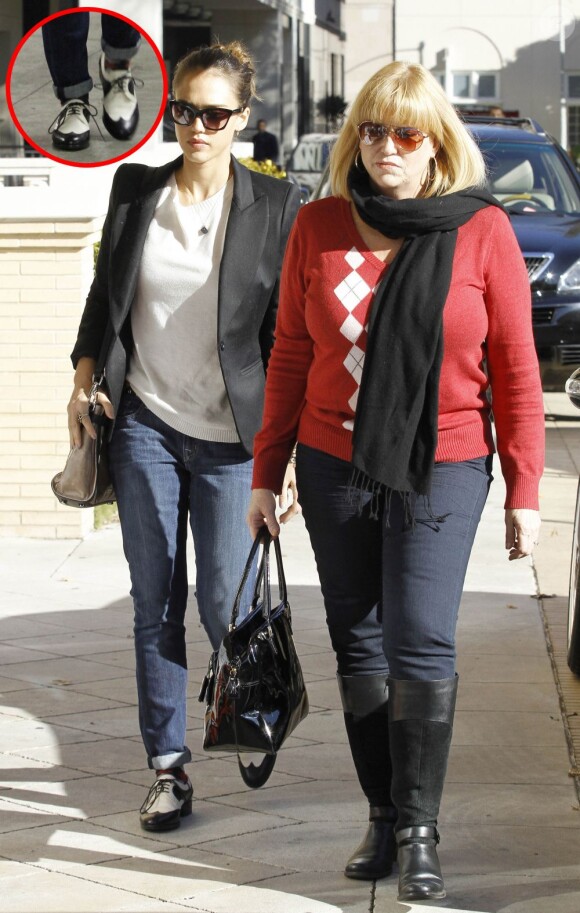 Jessica Alba et sa maman ont fait quelques emplettes. Le 23 décembre à Los Angeles