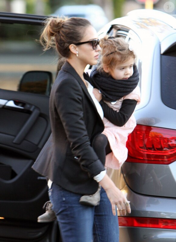 Jessica Alba avec ses filles, rend visite à quelques amis. Le 23 décembre à Los Angeles