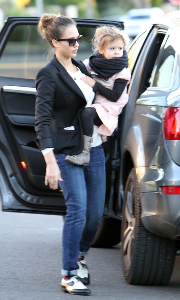 Jessica Alba avec ses filles, rend visite à quelques amis. Le 23 décembre à Los Angeles