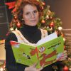 Maureen Dor lit des contes pour enfants au Carré d'Encre, librairie parisienne, le vendredi 23 décembre 2011.
