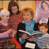 Annie Cordy, entourée des enfants, lit des contes pour enfants au Carré d'Encre, librairie parisienne, le jeudi 22 décembre 2011.