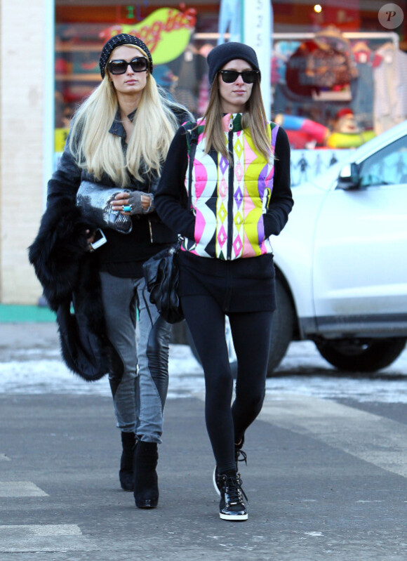 Paris Hilton et sa petite soeur Nicky de sortie en ville à Aspen, le 23 décembre 2011.
