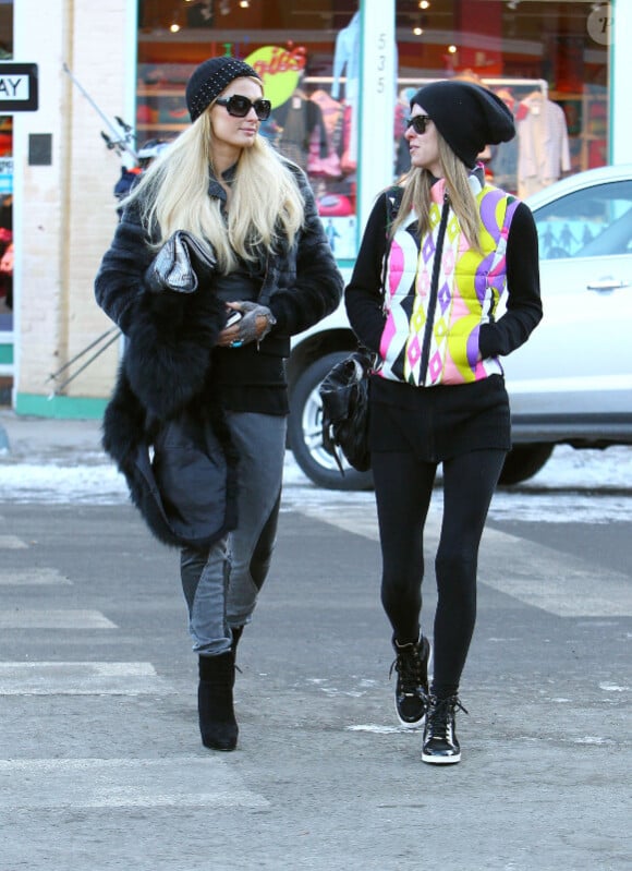 Nicky Hilton et son aîné Paris se promènent dans les rues d'Aspen, le 23 décembre 2011.