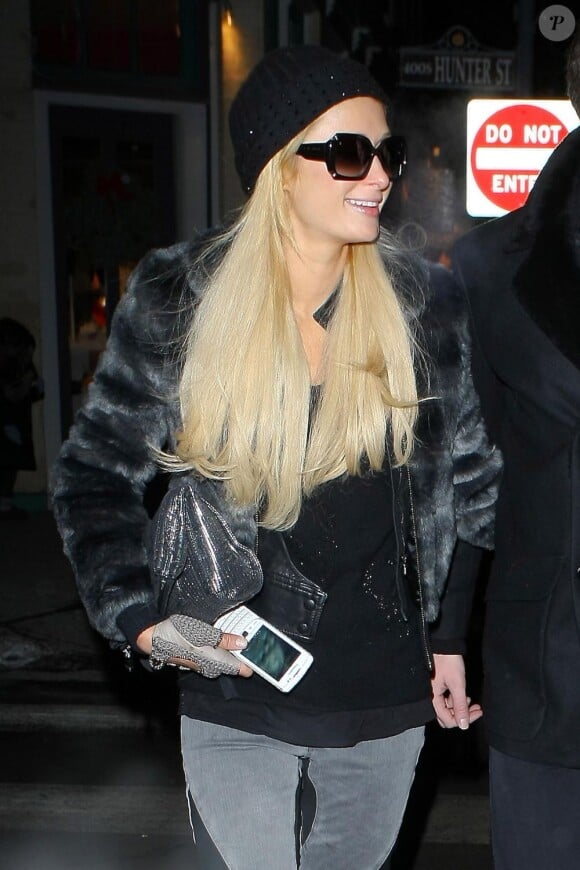 Paris Hilton fait du shopping de nuit avec son frère Conrad à Aspen, le 23 décembre 2011.