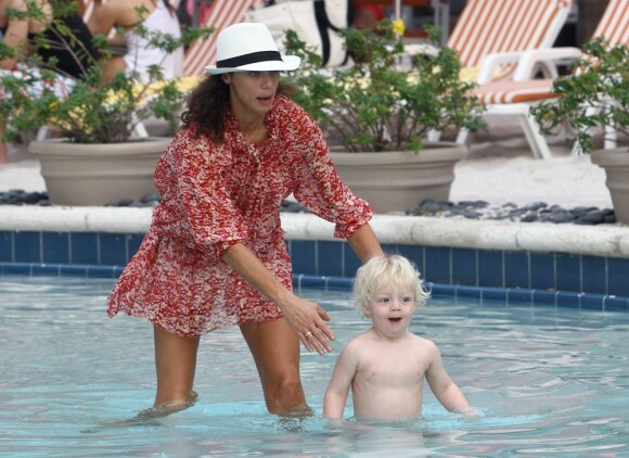 Lily Kerssenberg et son fils Amadeus Becker barbotent le 25 décembre 2011 à Miami