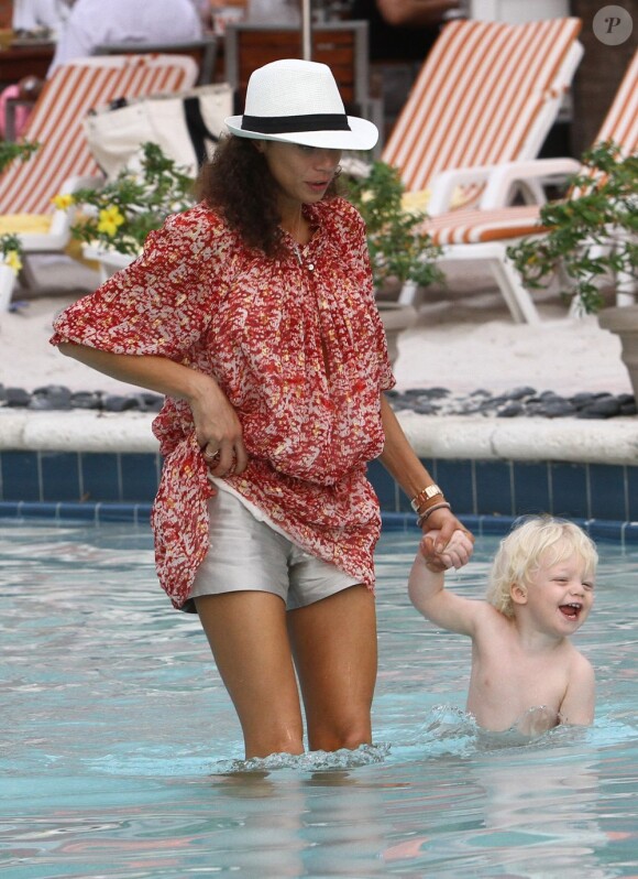 Lily Kerssenberg et son fils Amadeus Becker barbotent dans la piscine le 25 décembre 2011 à Miami