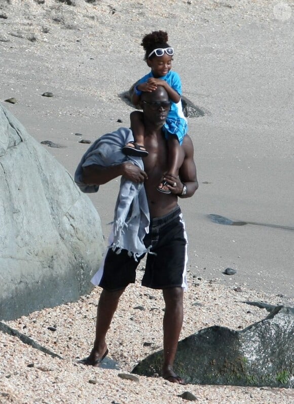 Djimon Hounsou, profite d'un moment privilégié avec son fils Kenzo sur la plage de St Barth le 23 décembre 2011