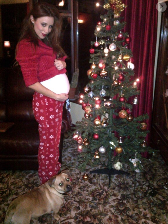 Una Healy a révélé une photo d'elle le 25 décembre 2011 sur son Twitter. Membre des Saturdays, elle est enceinte d'une petite fille, conçue avec son fiancé le rugbyman Ben Foden.