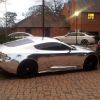 Jermaine Pennant est l'heureux propriétaire d'une Aston Martin DBS entièrement chromée, garée du côté d'un hôtel de Stoke on Trent le 26 décembre 2011