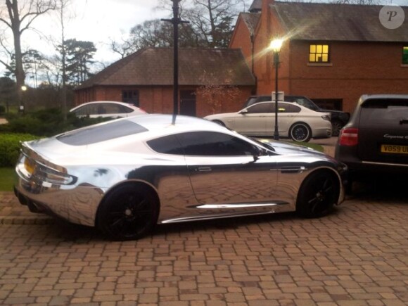 Jermaine Pennant est l'heureux propriétaire d'une Aston Martin DBS entièrement chromée, garée du côté d'un hôtel de Stoke on Trent le 26 décembre 2011